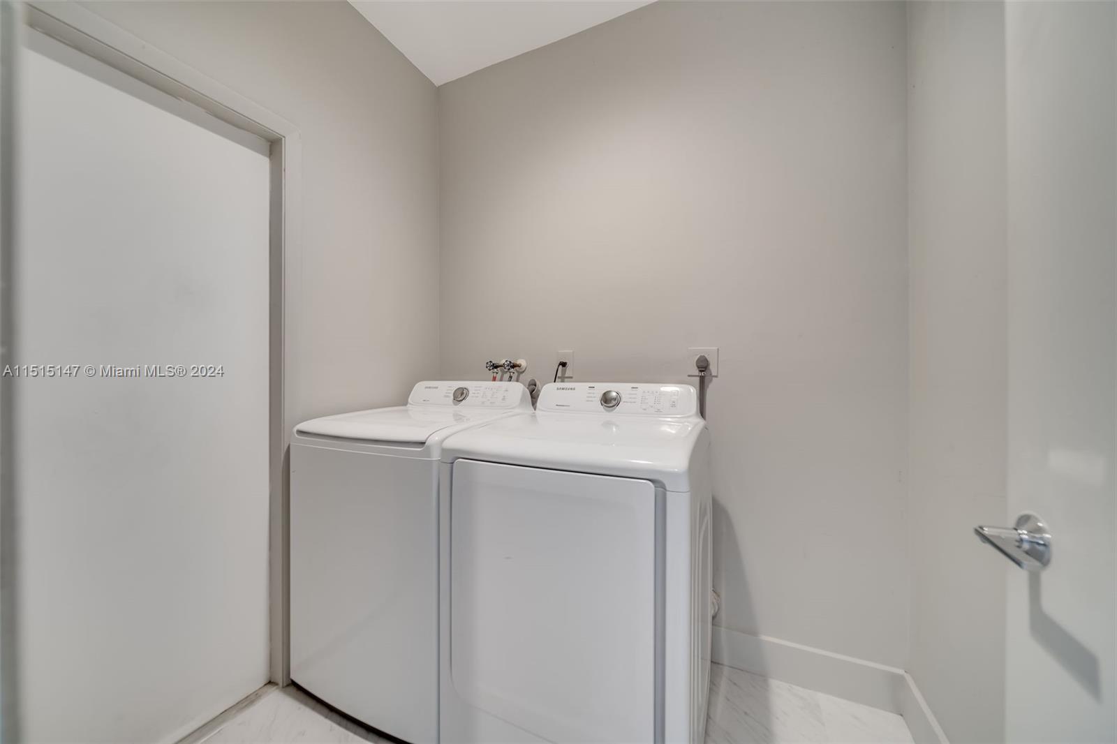 958 Briar Ridge Road Weston, FL 33327 - Photo 23 of 55 a utility room with dryer and washer