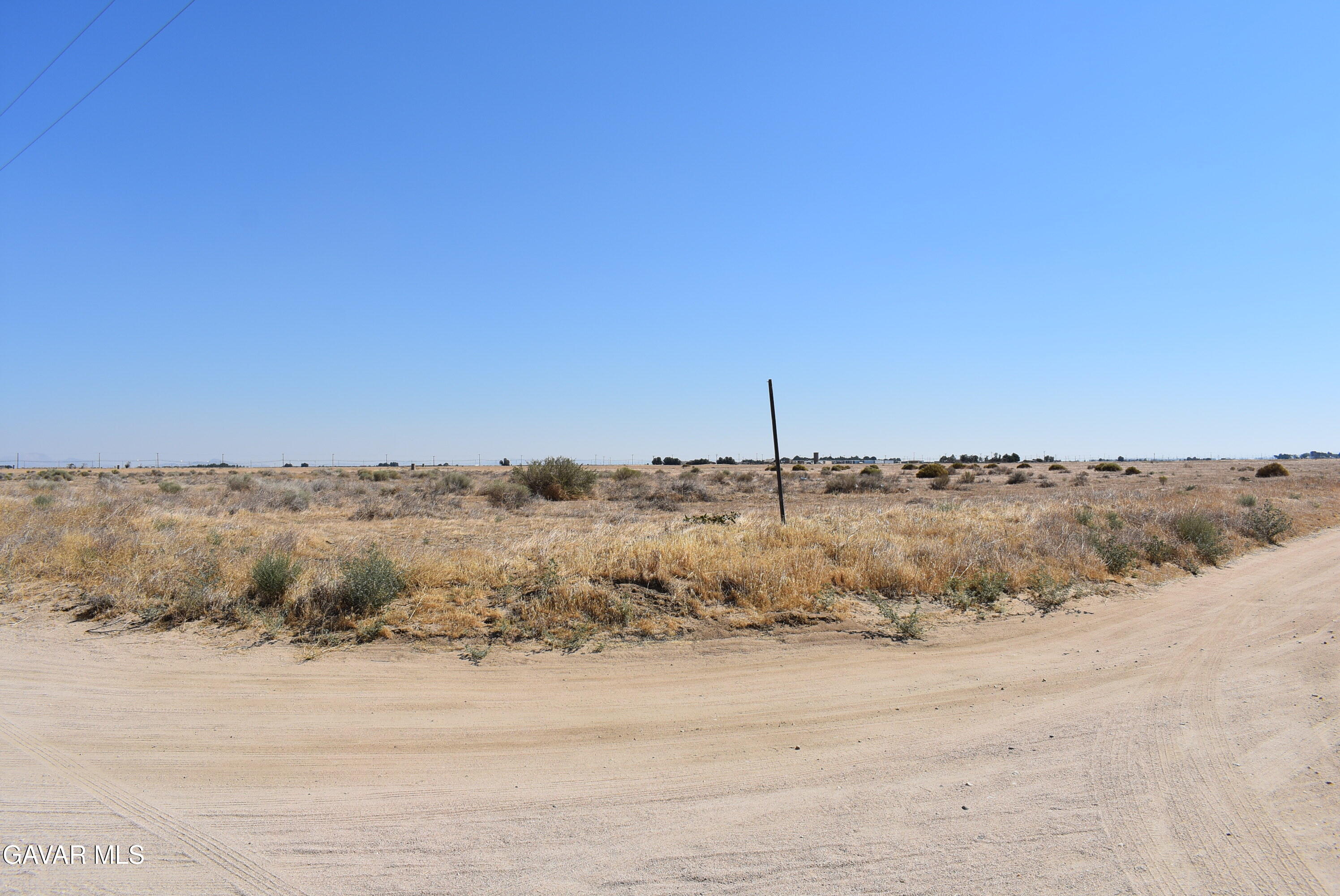 Cor 80th Street West Lancaster, CA 93536 - Photo 2 of 16 a view of a dry yard