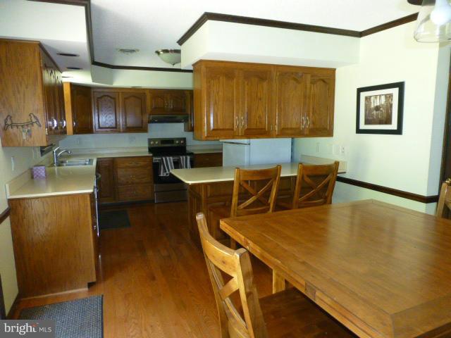 8662 Indian Springs Road Frederick, MD 21702 - Photo 11 of 30 Kitchen with Breakfast Bar
