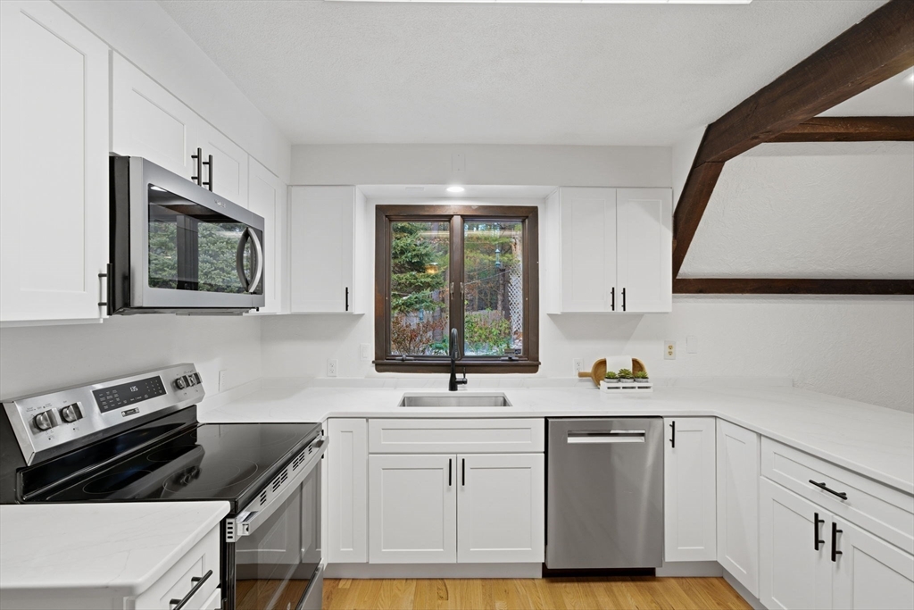 62 Brook Street Dunstable, MA 01827 - Photo 4 of 34