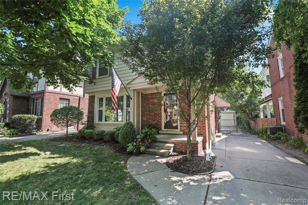 324 Fisher Road Grosse Pointe Farms, MI 48230 - Photo 2 of 22