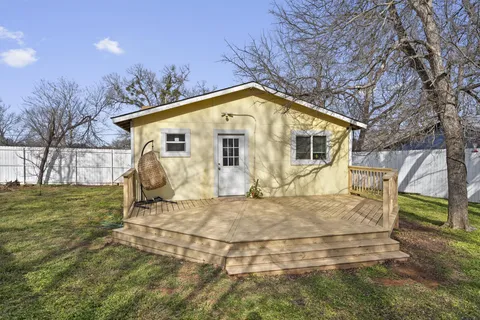 a view of a house with backyard