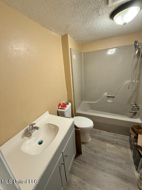 5824 Bay Avenue Moss Point, MS 39563 - Photo 12 of 19 Hall bath