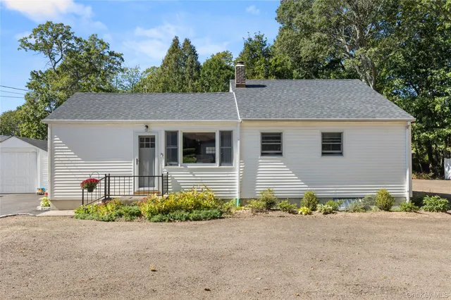 $675,000 | 10 White Avenue, St. James, NY 11780