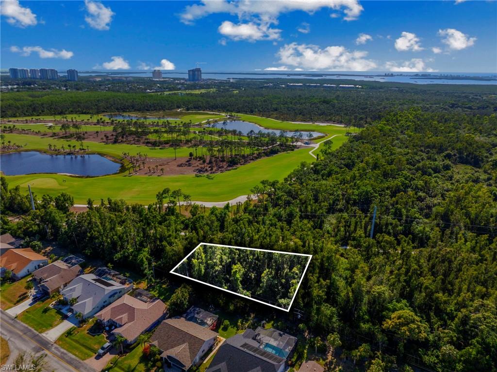 a view of a back yard