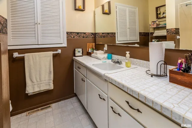 $132,500 | 301 South Orchard Drive, Carbondale, IL 62901