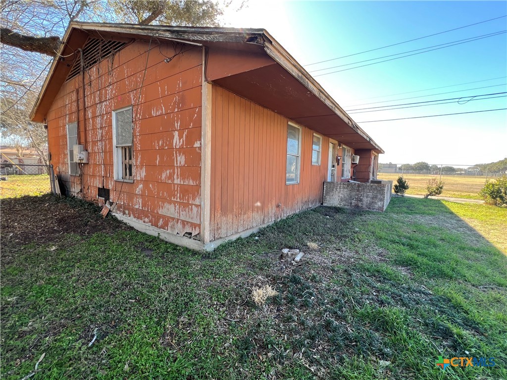 1701 East Walnut Avenue Victoria, TX 77901 - Photo 4 of 9 a backyard of a house with lots of green space