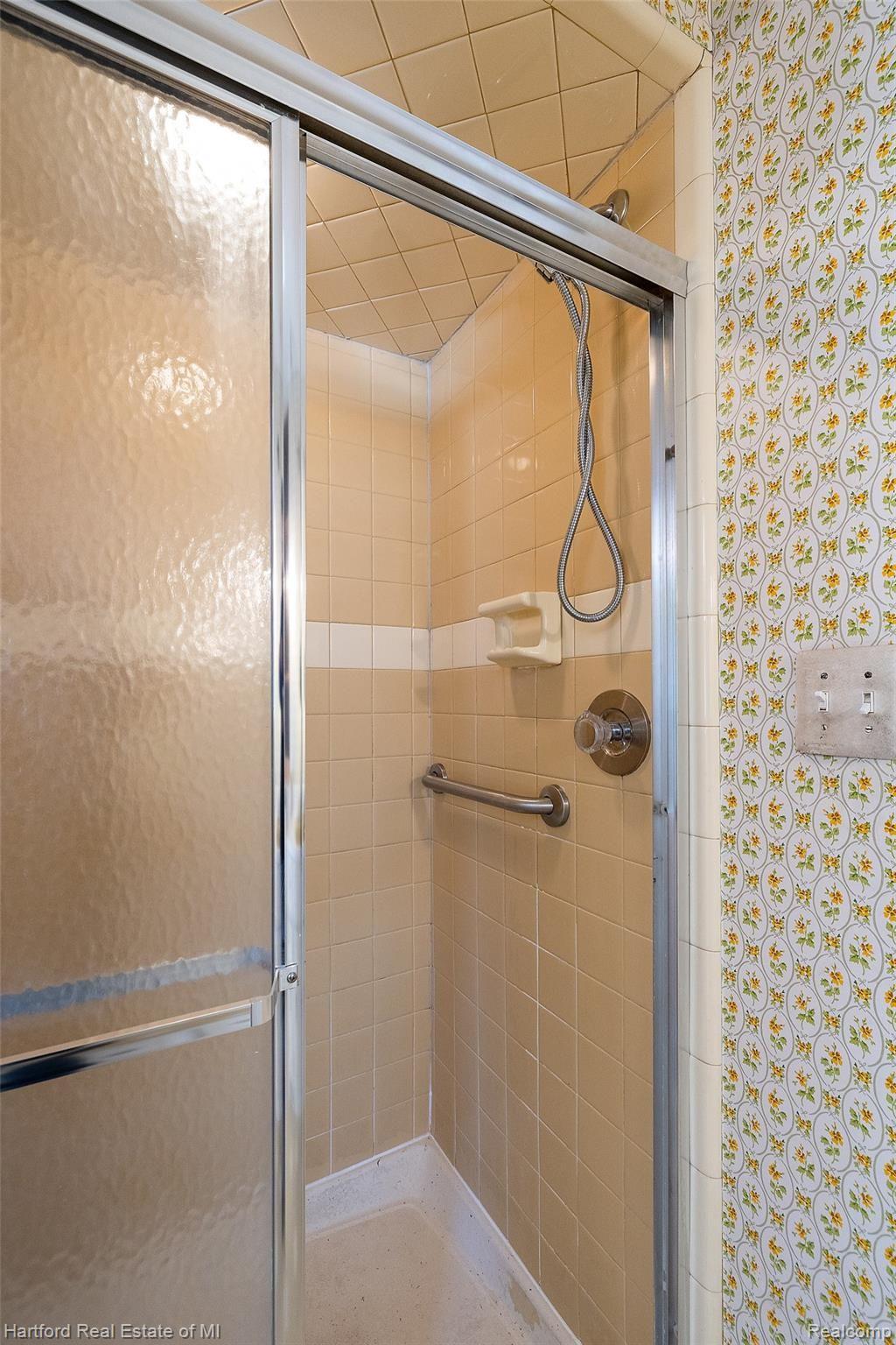 14381 Riverside Drive Livonia, MI 48154 - Photo 27 of 30 Pristine shower