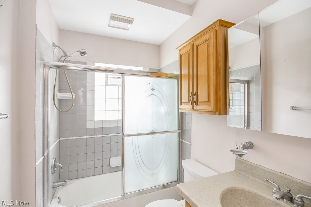 6903 Ridgewood Avenue Parma, OH 44129 - Photo 15 of 23 Main floor full bath