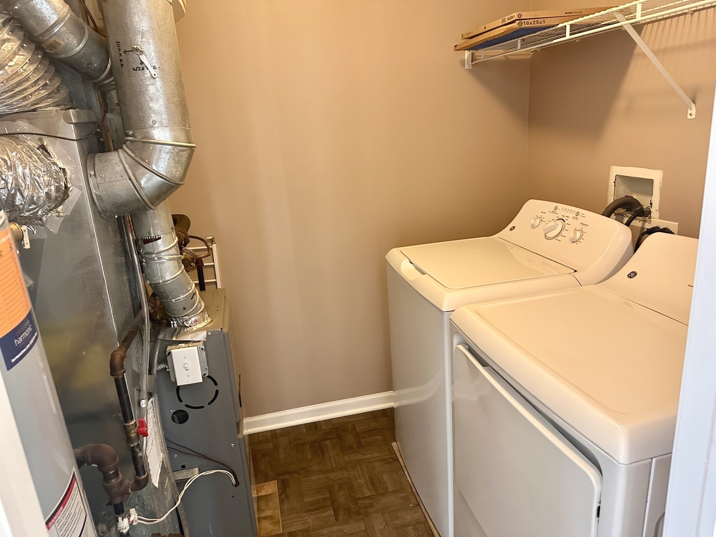 1850 Candlelight Circle Montgomery, IL 60538 - Photo 20 of 29 a utility room with dryer and washer
