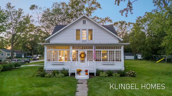 $550,000 | 203 North Lake Avenue, Spring Lake, MI 49456