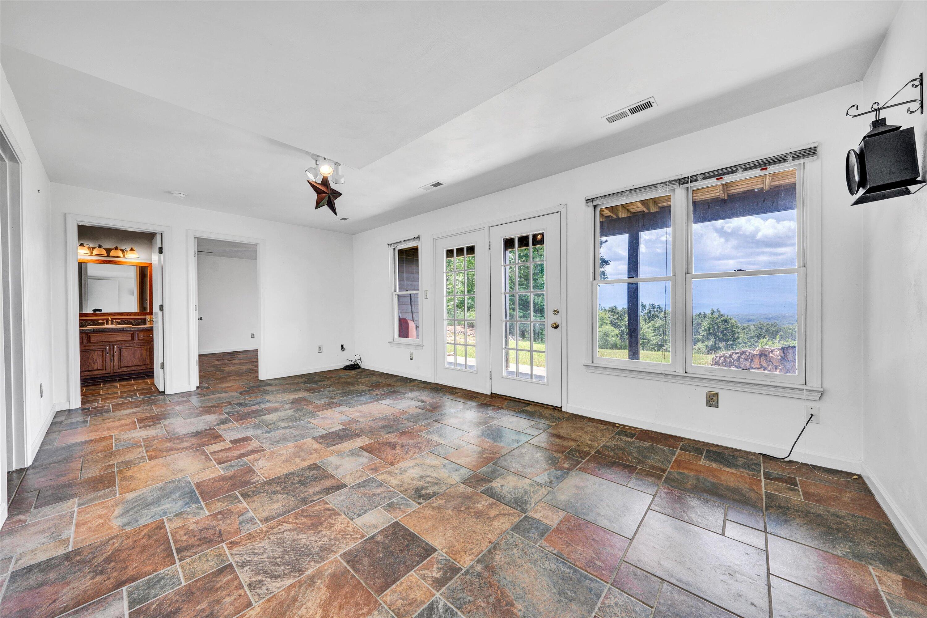 2525 Timberview Road Roanoke, VA 24019 - Photo 26 of 53 22-DSC08286