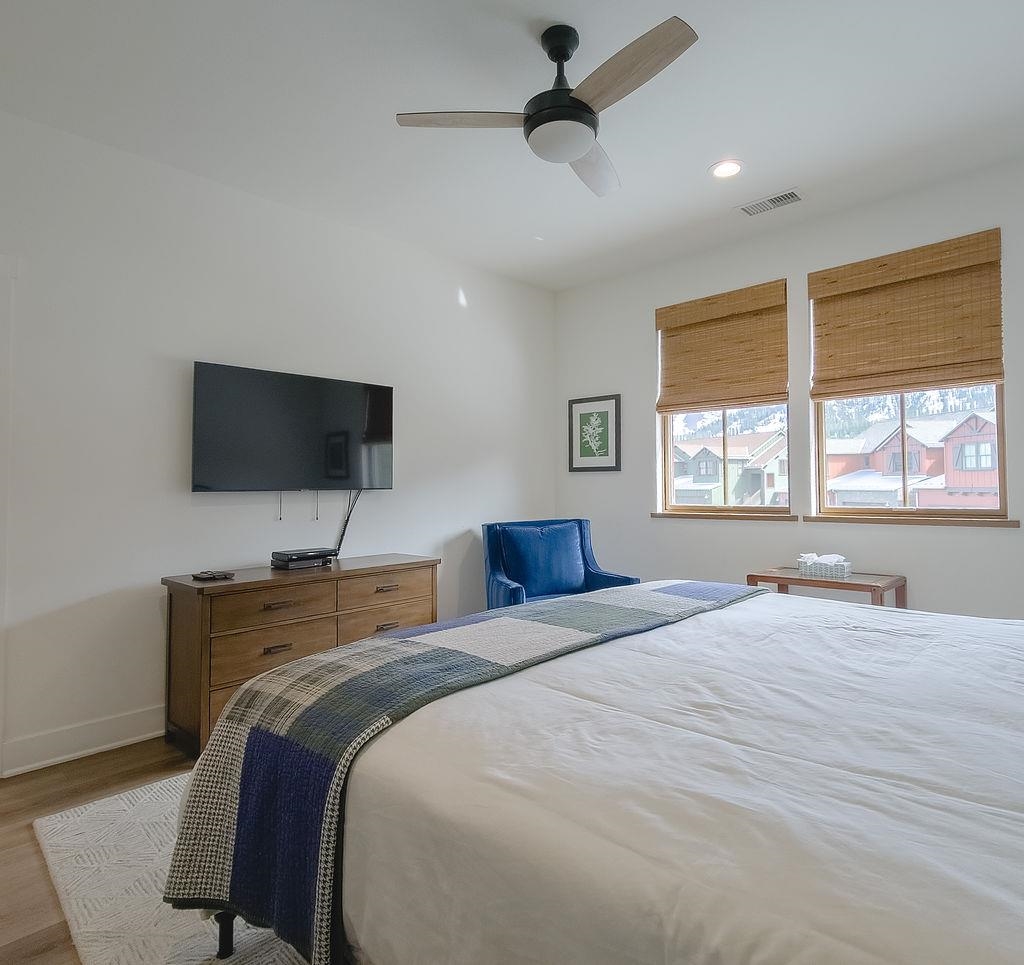 1463 Boulder Creek Road, Unit 1463 Mammoth Lakes, CA 93546 - Photo 17 of 37 a bedroom with a bed and a flat screen tv