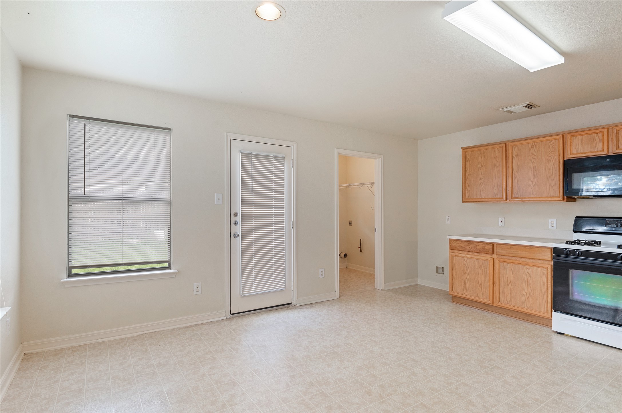 29522 Legends Stone Drive Spring, TX 77386 - Photo 8 of 17 a view of a kitchen with electric appliances