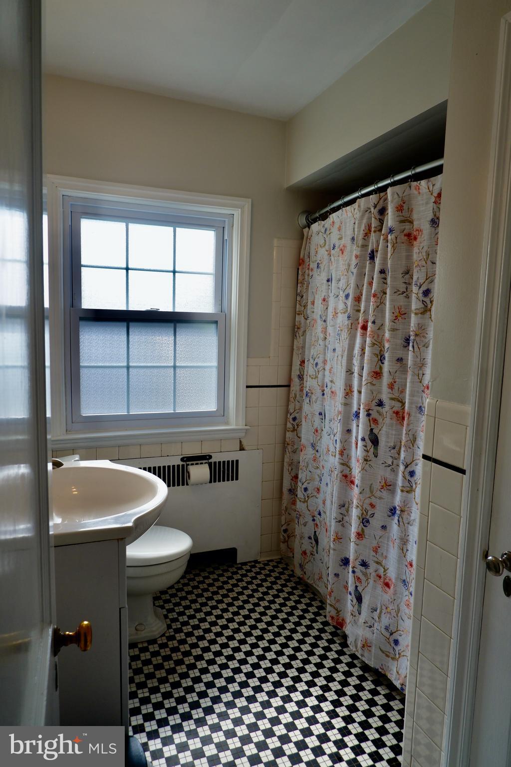1304 Southview Road Baltimore, MD 21218 - Photo 18 of 30 2nd floor full bath