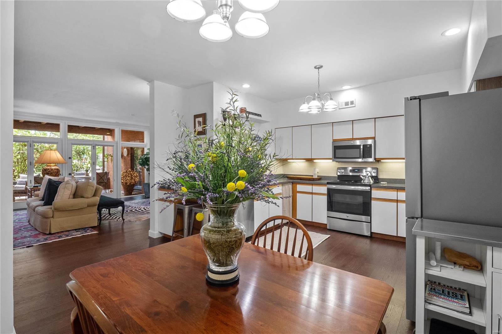 155 North Hanley Road, Unit 101 St. Louis, MO 63105 - Photo 9 of 21 Gallery Image 9