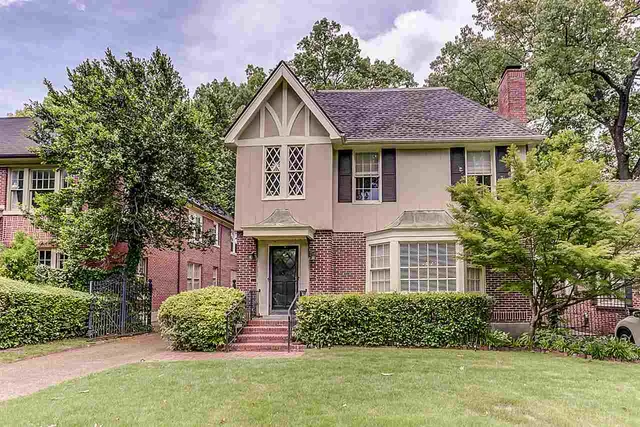 a view of a yard in front of house