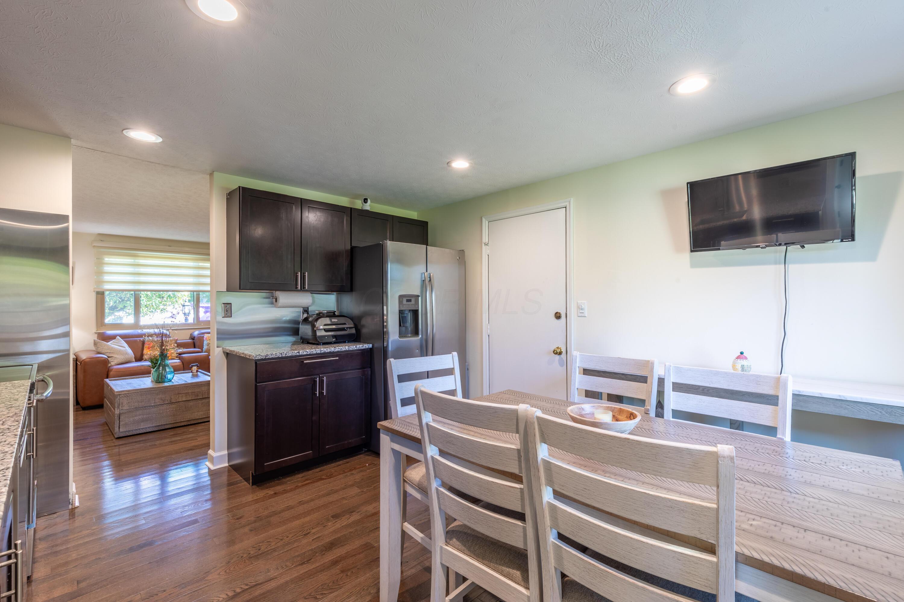 2047 Wolverhampton Road Powell, OH 43065 - Photo 11 of 33 011