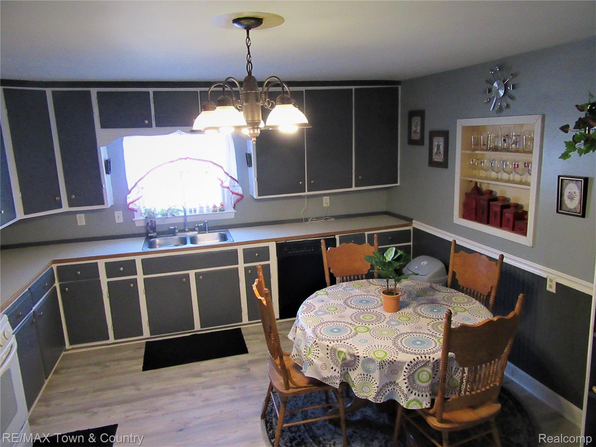 7202 West Mount Morris Road Flushing, MI 48433 - Photo 5 of 20 mm kitchen1.jpg
