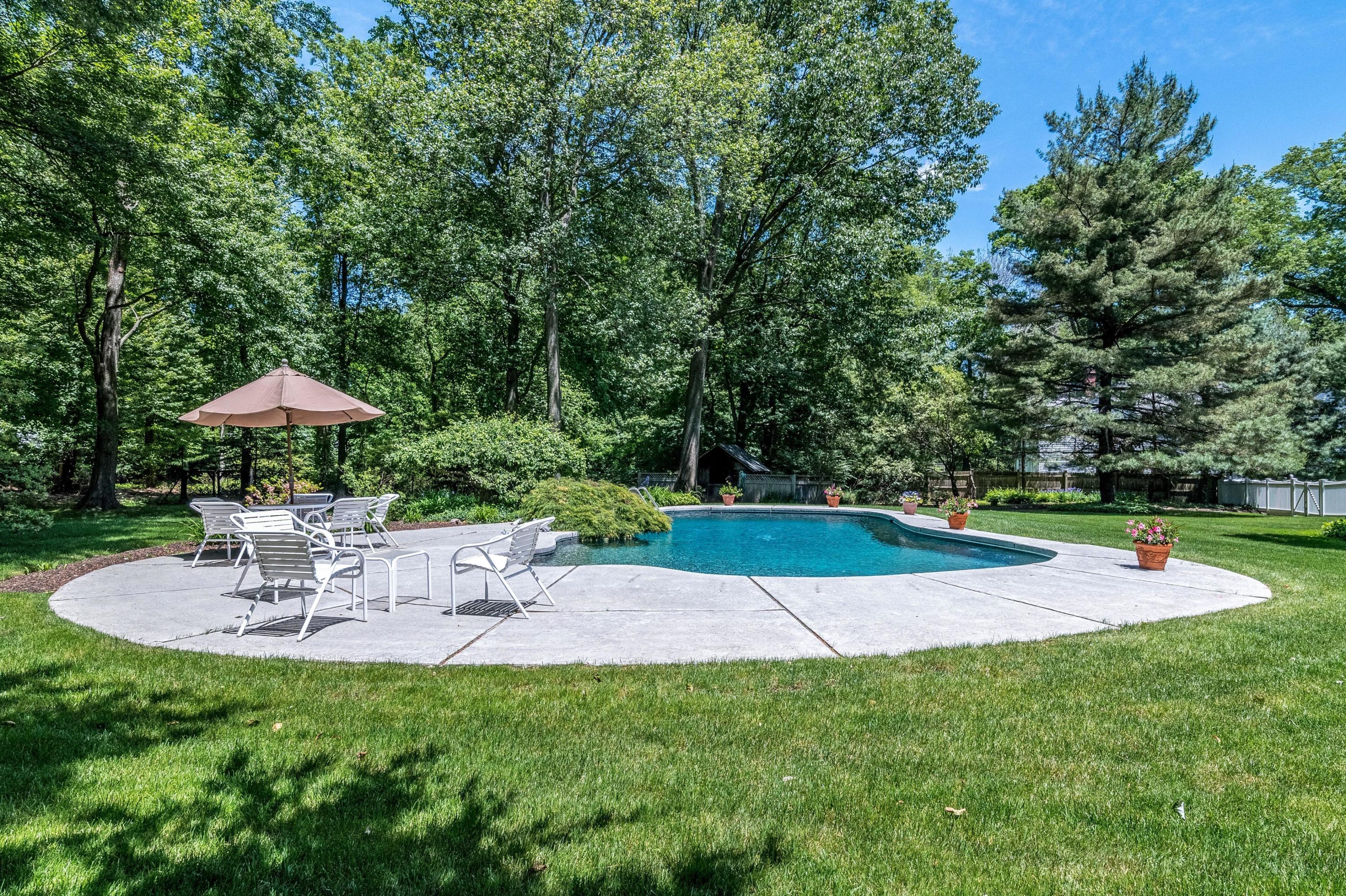 51 St Nicholas Road Darien, CT 06820 - Photo 29 of 34 a garden view with a seating space