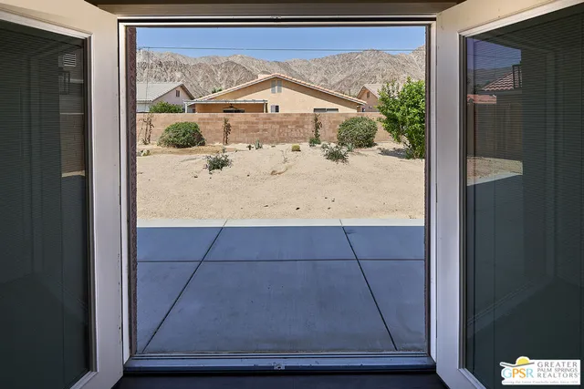 a view of a backyard