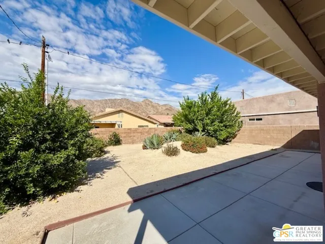 a view of a backyard