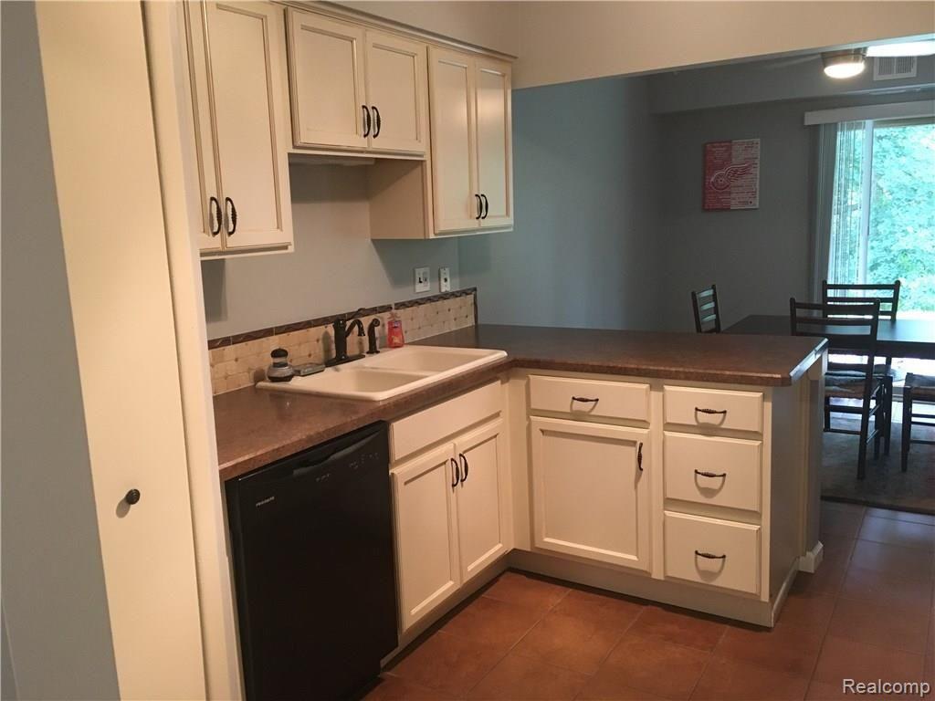1687 Riverside Drive, Unit U14 Rochester Hills, MI 48309 - Photo 11 of 50