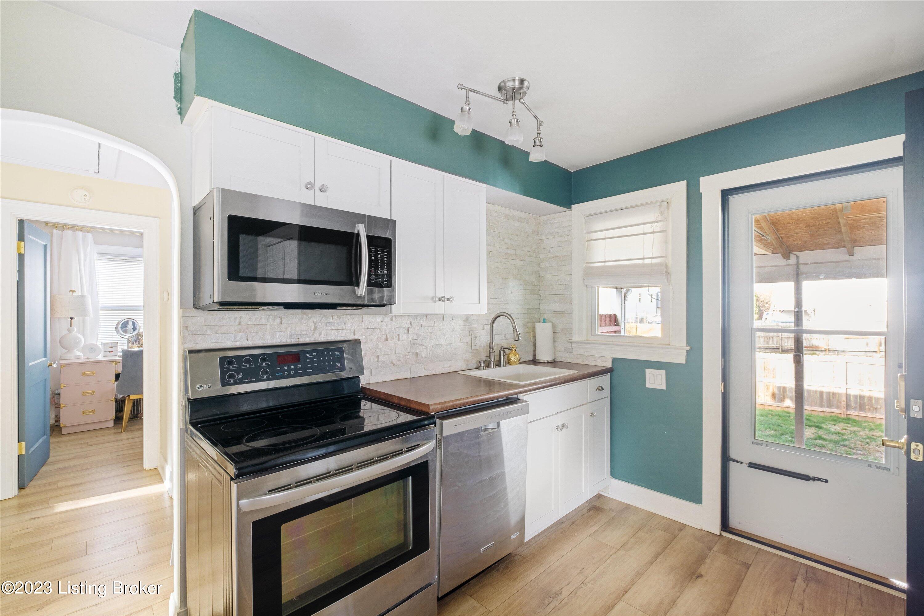 3511 Maple Road Louisville, KY 40299 - Photo 10 of 26 16-3511Maple046