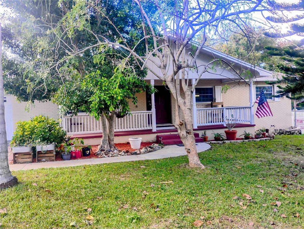 a view of a house with backyard