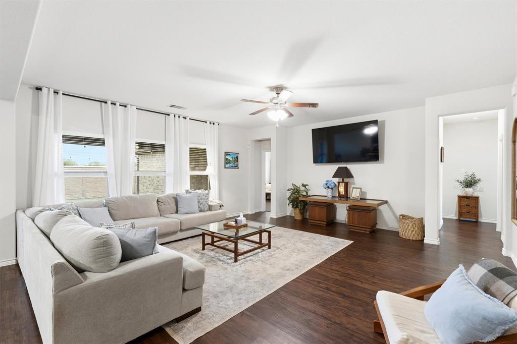 208 Hitching Post Road Red Oak, TX 75154 - Photo 2 of 20