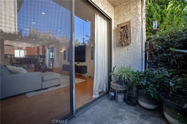 $1,077,000 | 4222 Troost Avenue, Unit 21, Studio City, CA 91604