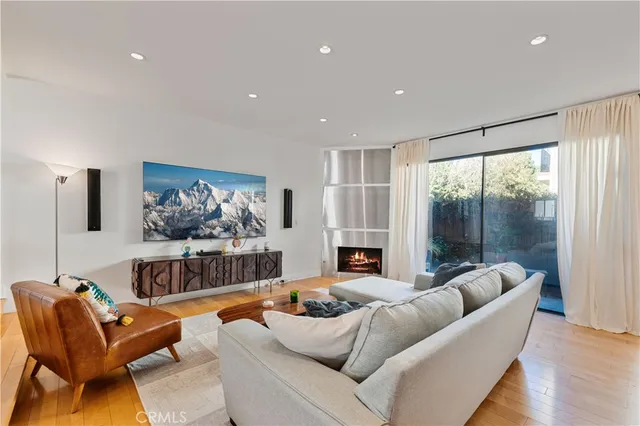 $1,077,000 | 4222 Troost Avenue, Unit 21, Studio City, CA 91604