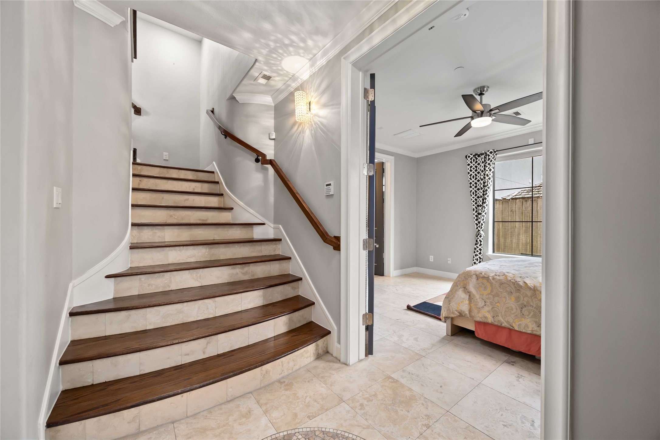 328 Bomar Street Houston, TX 77006 - Photo 4 of 25 First floor entry