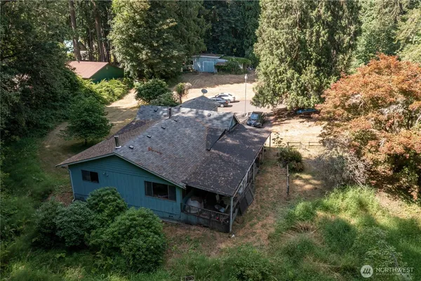 a view of a yard with a tree