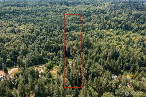 a view of a house with backyard and garden