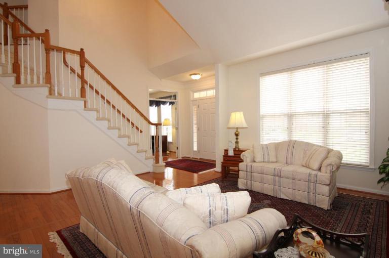 6252 Rolling Spring Court Springfield, VA 22152 - Photo 3 of 30 Living Room