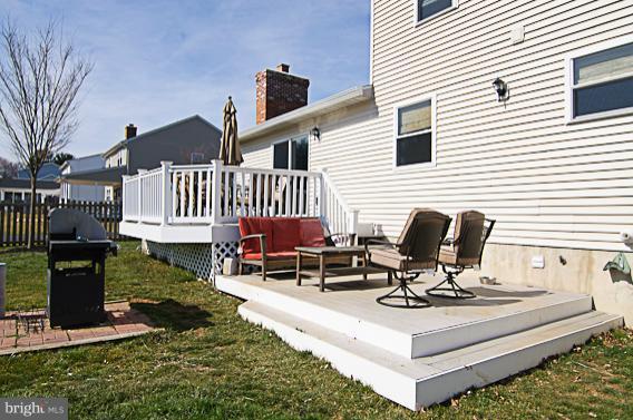 8469 Roberts Road Ellicott City, MD 21043 - Photo 22 of 30 Vinyl deck