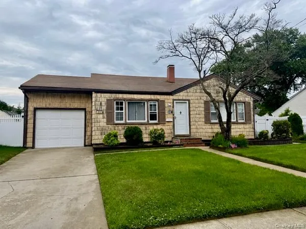 $679,990 | 452 North Monroe Avenue, Lindenhurst, NY 11757