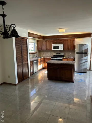 $2,700 | 16128 Barrier Reef Court, Grover, MO 63040