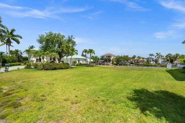 $5,900,000 | 371 Bayside Avenue, Naples, FL 34108