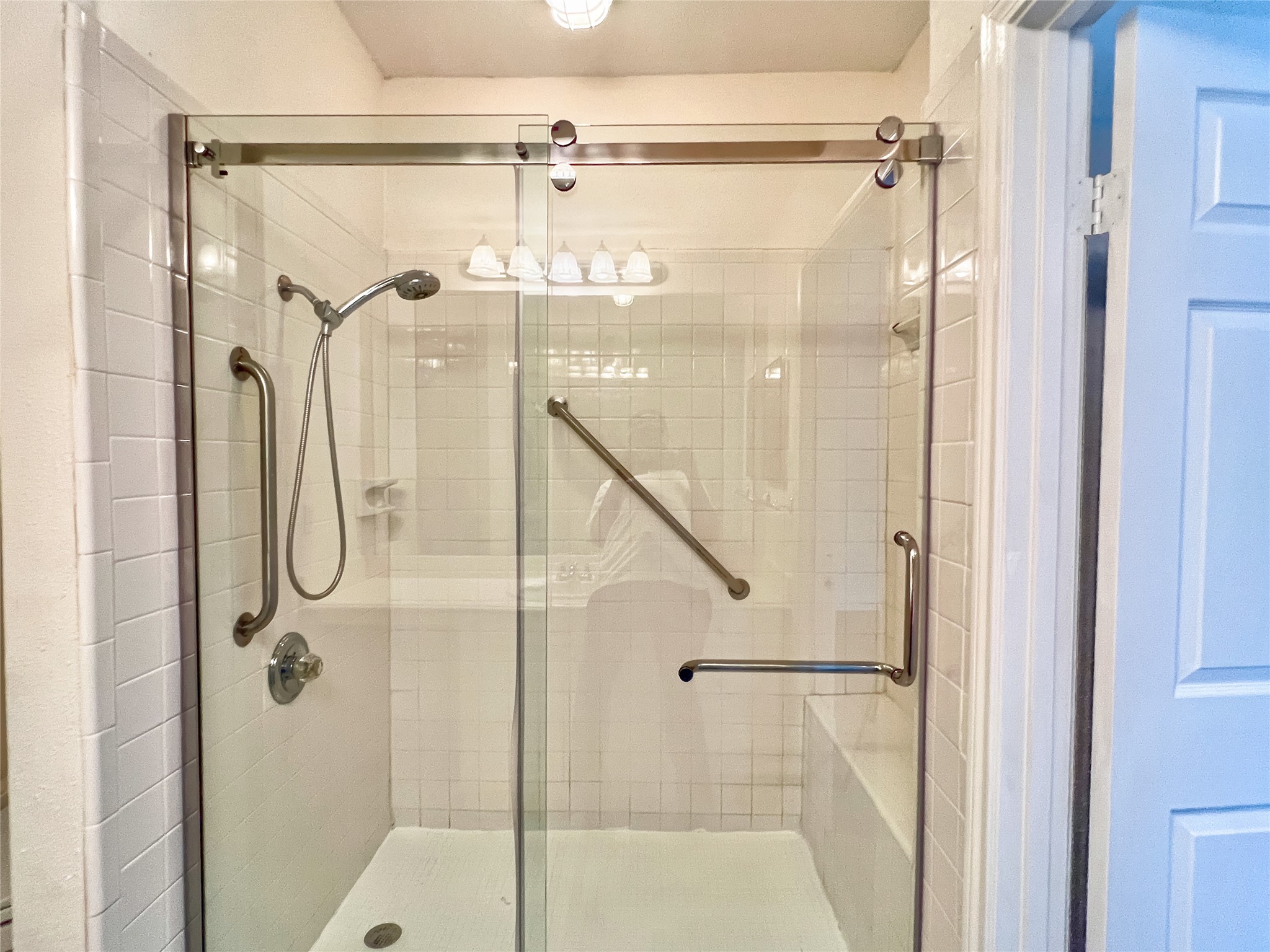 3130 Walnut Bend Lane, Unit 409 Houston, TX 77042 - Photo 15 of 30 PRIMARY SHOWER