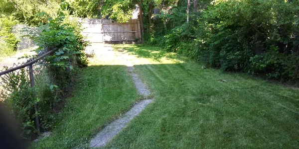 a view of a back yard