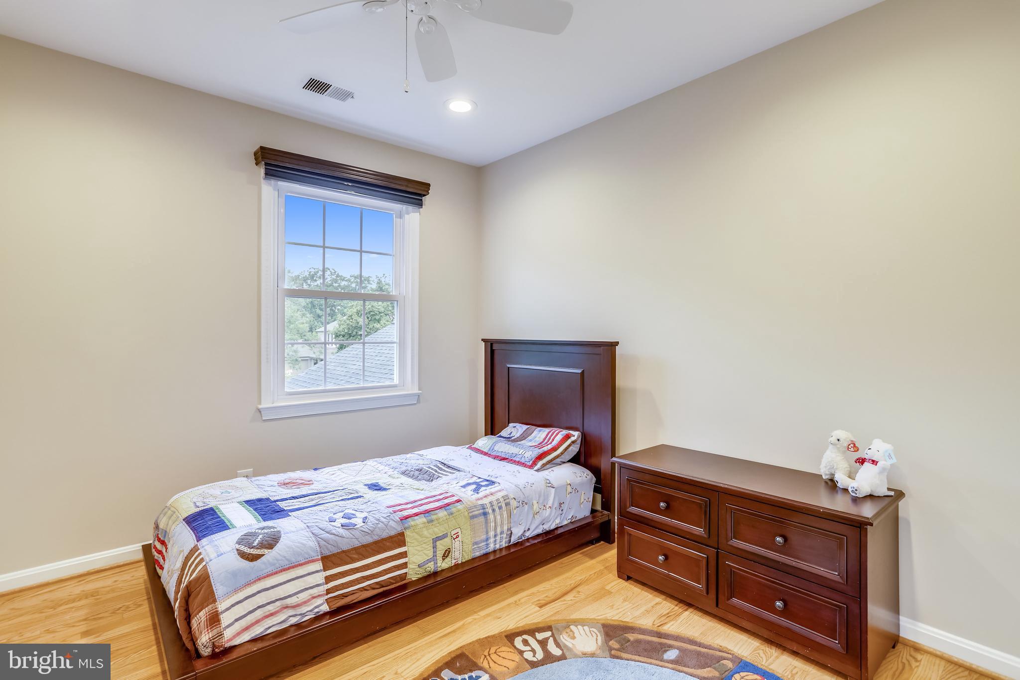 1721 Stonebridge Road Alexandria, VA 22304 - Photo 39 of 62 Bedroom #4 - drop-down / pull-up shade