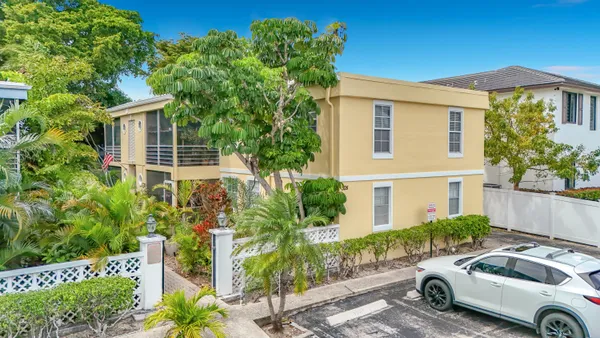 $2,600 | 305 Southeast 11th Avenue, Unit D, Pompano Beach, FL 33060