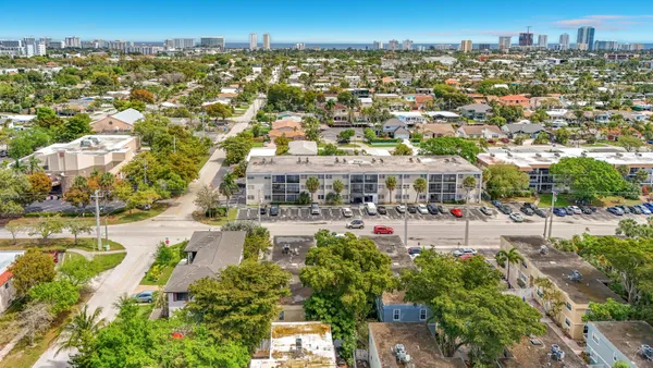 $2,600 | 305 Southeast 11th Avenue, Unit D, Pompano Beach, FL 33060