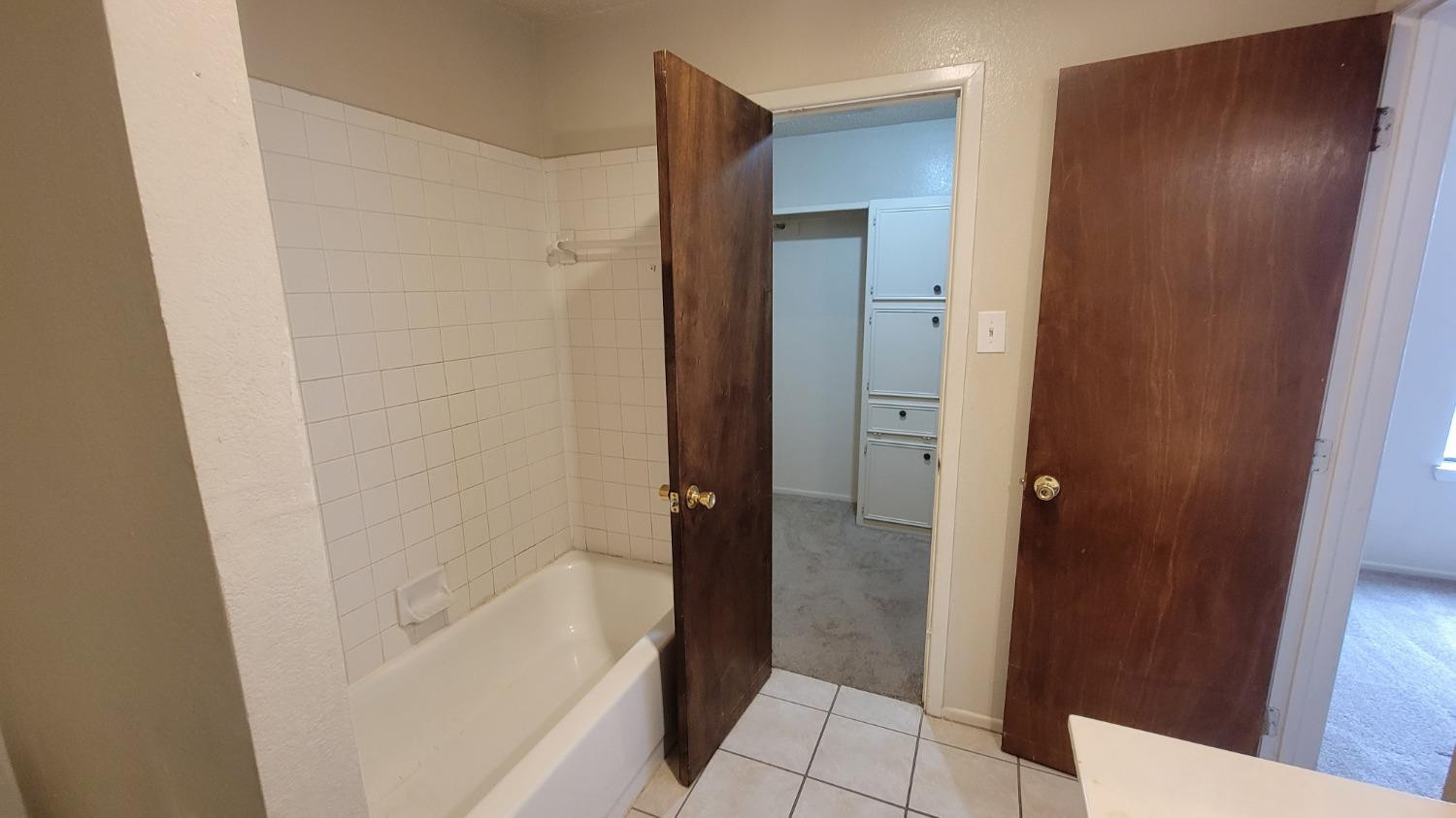 1107 80th Street, Unit B Lubbock, TX 79423 - Photo 11 of 12 a bathroom with a bathtub