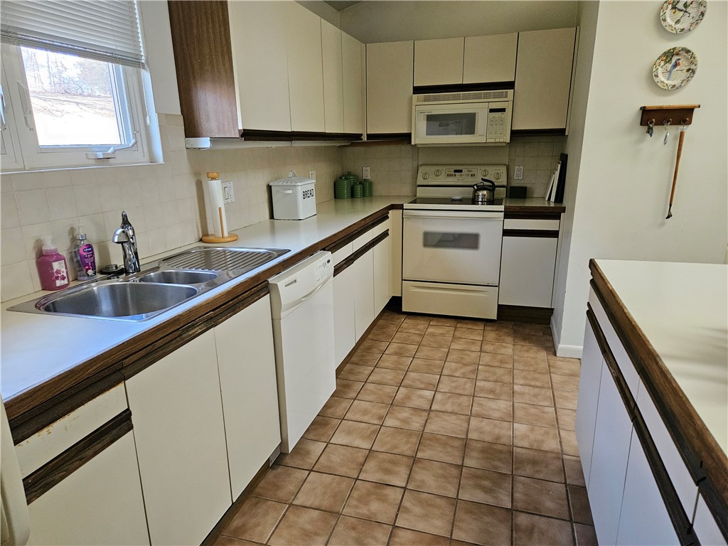 951 Brighton Way Warwick, RI 02886 - Photo 13 of 25