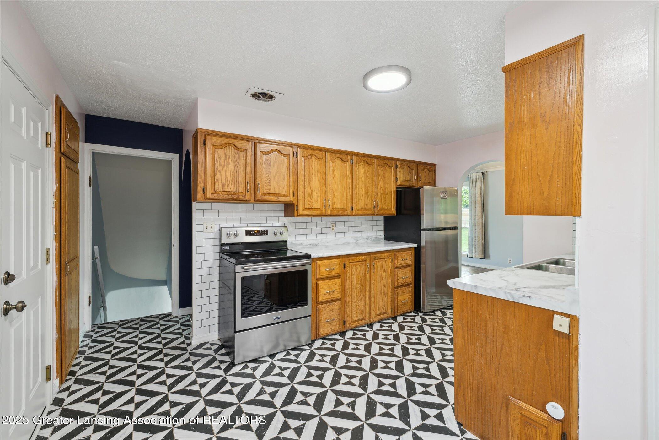 428 East Miller Road Lansing, MI 48911 - Photo 18 of 41 18-428-E-Miller-Rd-Lansing-MI-48911-Wind