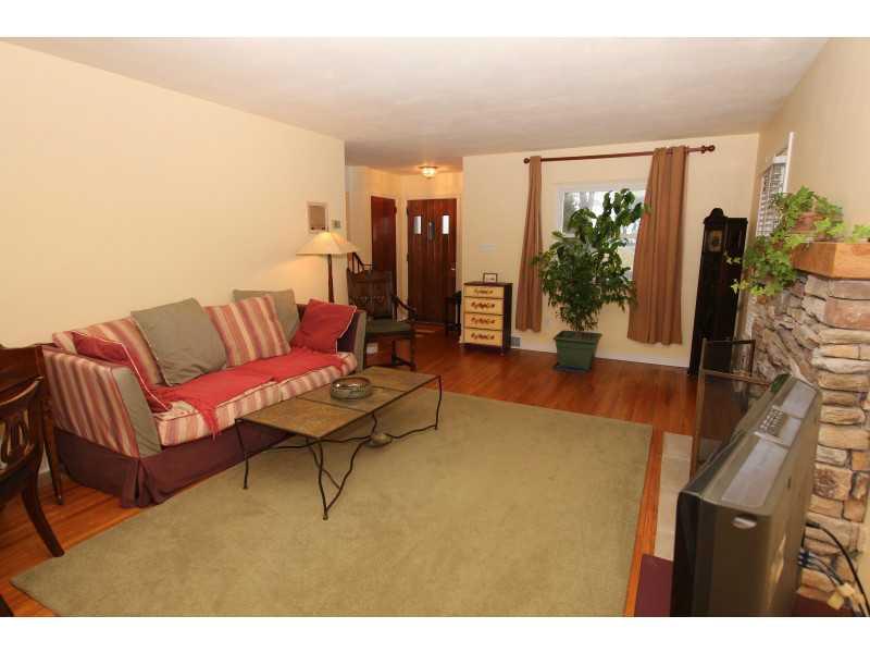 496 Old Farm Road Pittsburgh, PA 15228 - Photo 5 of 25 Living Room.