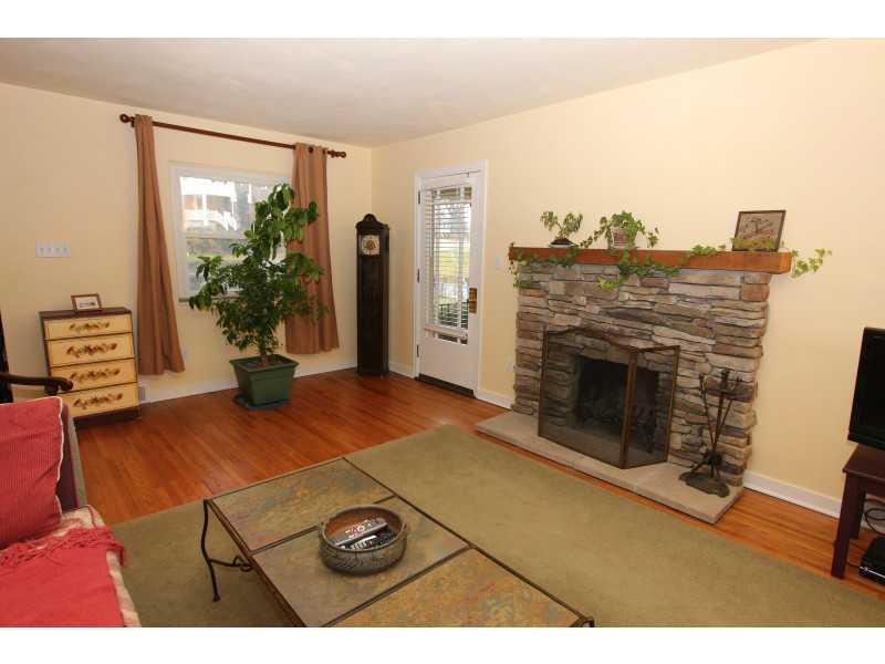 496 Old Farm Road Pittsburgh, PA 15228 - Photo 6 of 25 Living Room.
